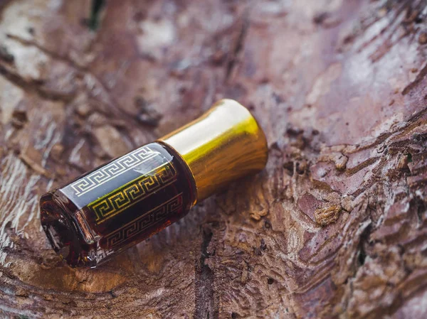Arabian oud attar perfum lub agarwood oleju zapachy w mini butelka. — Zdjęcie stockowe