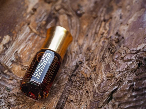 Arabian oud attar parfém nebo agarwood olej vůně v mini láhev. — Stock fotografie