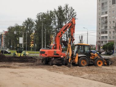 Kentsel yenileme. Şehir iyileştirilmesi. Ekskavatör toprakta bir kamyon yükler. Rusya. Gatchina
