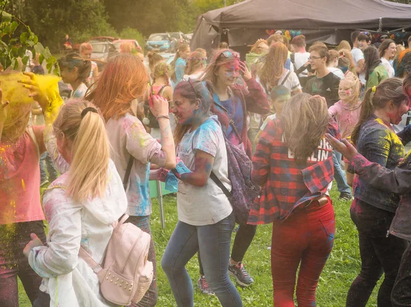 Holi Festival van kleur in Rusland. Jonge mensen, jongens en meisjes hebben plezier tijdens Holi vakantie. Sint-Petersburg. juni 2017 — Stockfoto