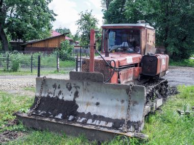 Eski traktör buldozer.
