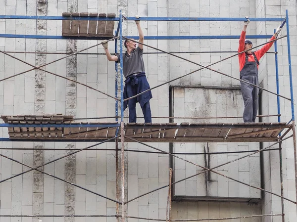 İskeledeki işçiler. Şantiyelerde çalışanlar. Rusya. St.Petersburg'da. Ağustos 2017. — Stok fotoğraf