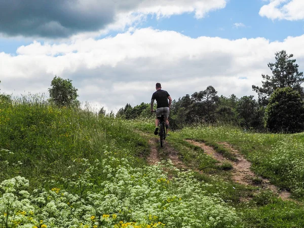 Radler auf dem schönen Bergweg. — Stockfoto