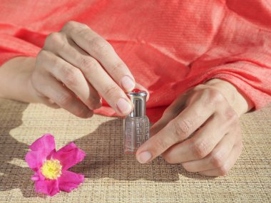 Kokulu yağ küçük bir şişe holding güzel kadının eller. Arap Attar.