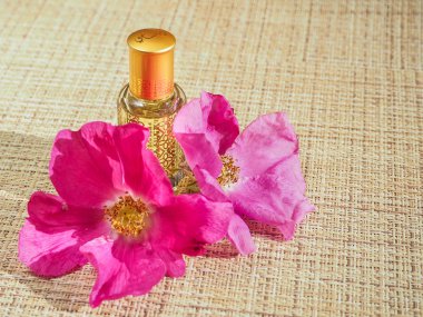 Kokulu yağ küçük bir şişe. Arap kokuları.