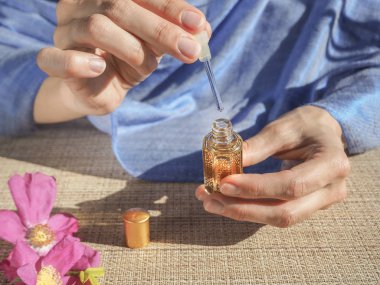 Güzel elleri olan bir parfüm Müslüman bir kadın. Elleri olan bir kadın parfüm.