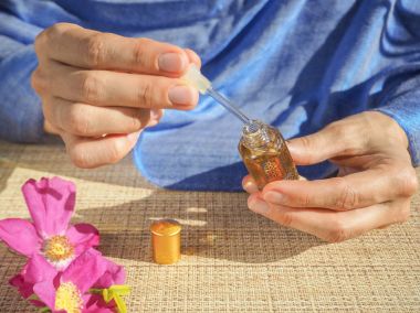 Güzel elleri olan bir parfüm Müslüman bir kadın. Elleri olan bir kadın parfüm.