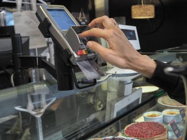 Alıcı kartı satınalmalarda öder. Bayan banka kartını kullanarak satın alır. Kredi kartı ile satın.