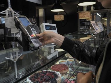 Alıcı kartı satınalmalarda öder. Bayan banka kartını kullanarak satın alır. Kredi kartı ile satın.