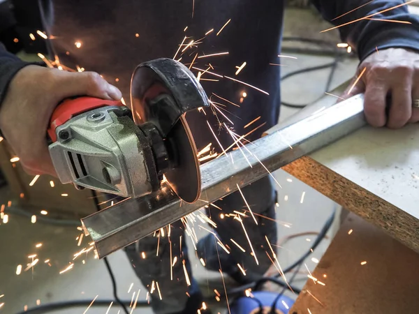 Daire testere ile kesme kıvılcım. Elektrik değirmeni aracıyla fabrikasında, çelik yapı üzerinde çalışan bir erkeğin kıvılcım uçan. 