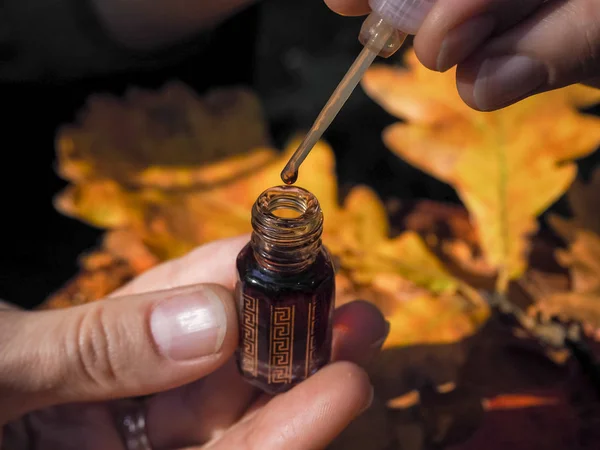 Женщина открывает парфюмерное масло. Запах масла в женских запястьях. Арабское парфюмерное масло . — стоковое фото