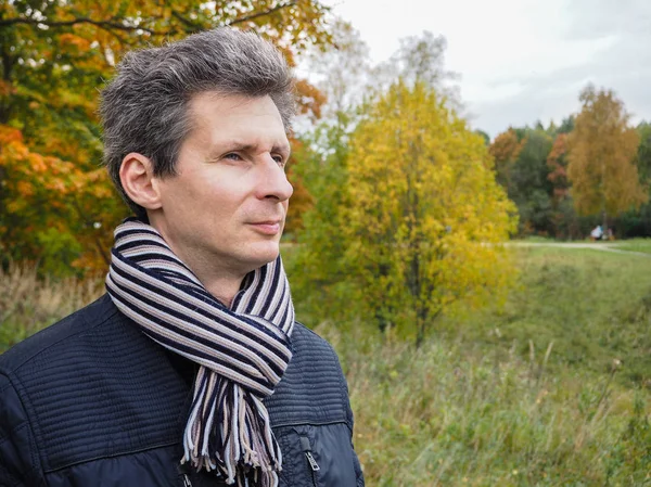  Eşarp adam. Açık havada yürüyüş sonbahar manzarada insanın yakın çekim.