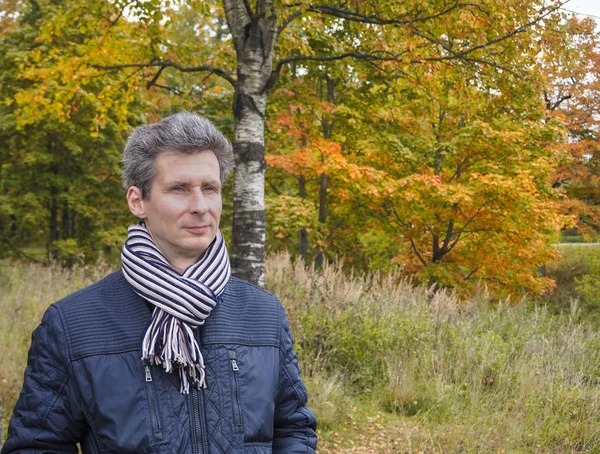  Eşarp adam. Açık havada yürüyüş sonbahar manzarada insanın yakın çekim.