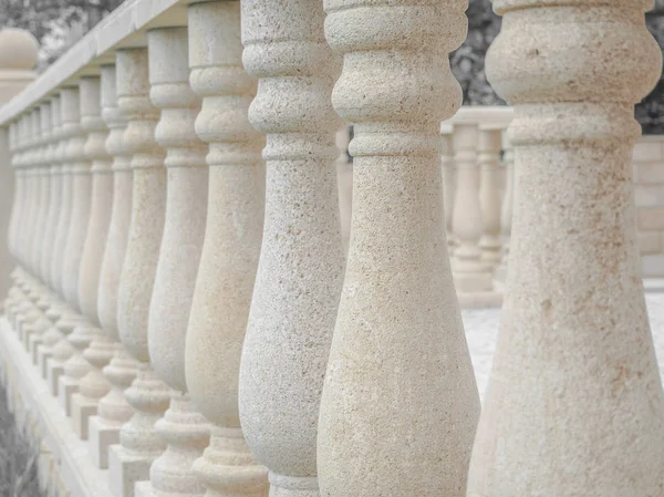 Arka planında hafif bir korkuluk var.