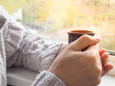 Eller erkekler pencerede kahve içme. Bir fincan espresso elinde.