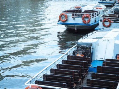 Bir yolcu gemisi rıhtımın deste