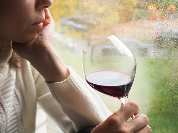 Dama en depresión con una copa de vino junto a la ventana . — Foto de Stock