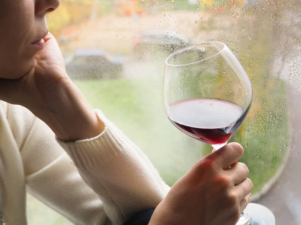 Dama en depresión con una copa de vino junto a la ventana . — Foto de Stock