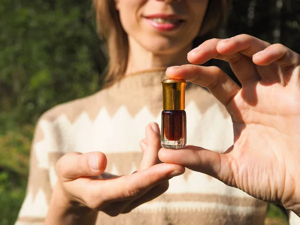 Perfume de oud attar árabe o fragancias de aceite de madera de agar en mini botella . — Foto de Stock