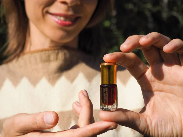 Perfume de oud attar árabe o fragancias de aceite de madera de agar en mini botella . — Foto de Stock