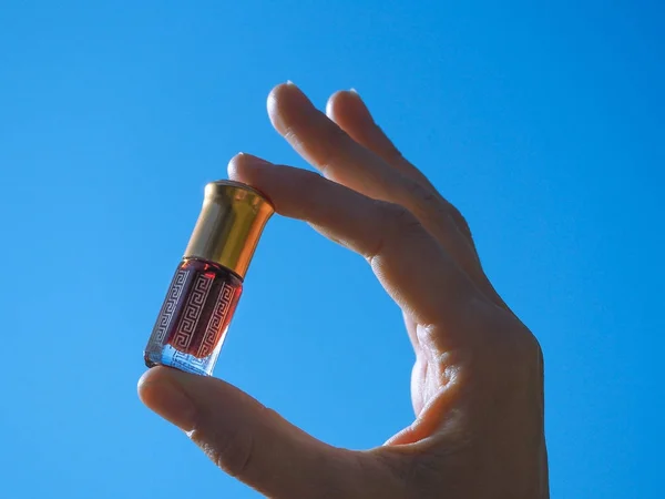 Perfume de oud attar árabe o fragancias de aceite de madera de agar en mini botella . — Foto de Stock