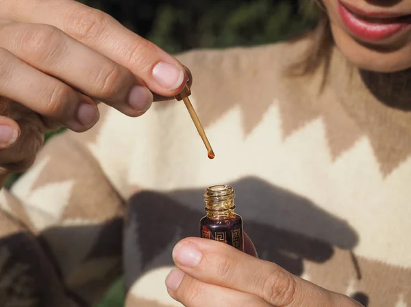 Arabian oud attar parfum of agarwood olie geurstoffen in mini fles. — Stockfoto