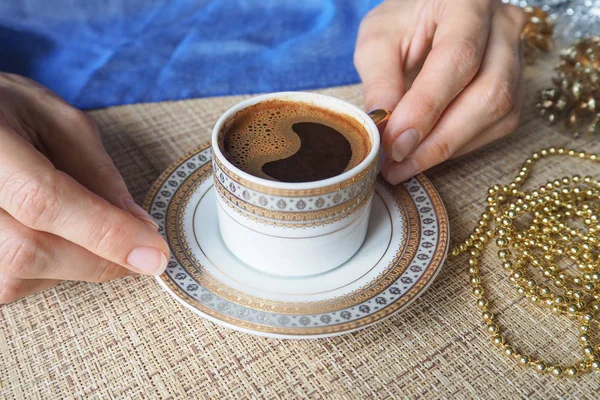 Hand houden van een kopje koffie. — Stockfoto