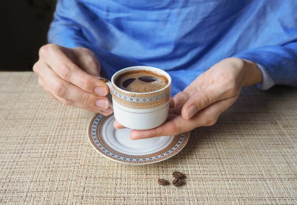 Hand houden van een kopje koffie. — Stockfoto