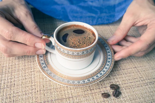 Hand holding a cup of coffee. — Stock Photo, Image