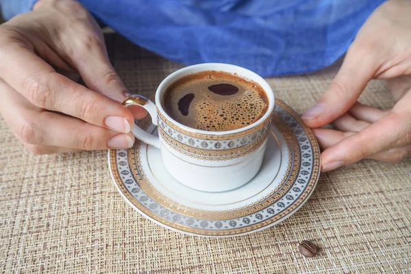 Hand hält eine Tasse Kaffee. — Stockfoto