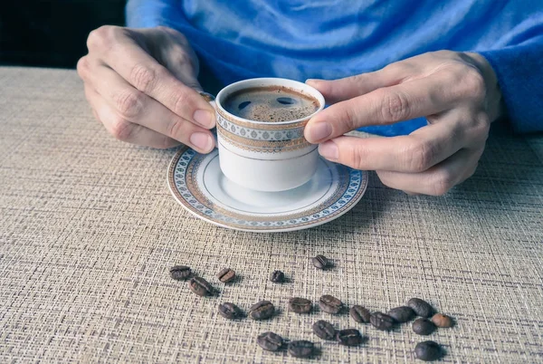 Mão segurando uma xícara de café. — Fotografia de Stock