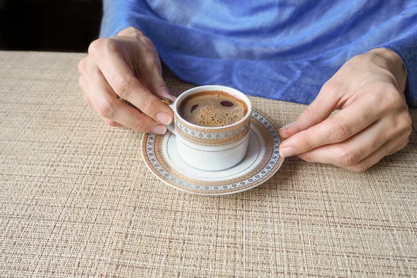 Hand houden van een kopje koffie. — Stockfoto