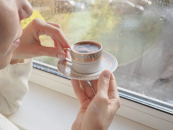Pencerenin yanında kahve içme kadın.