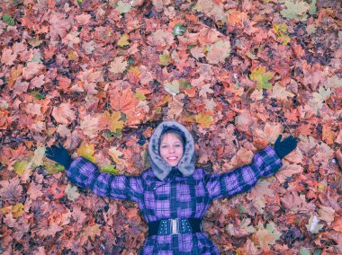 Yaprakları mutlu döşeme kadın