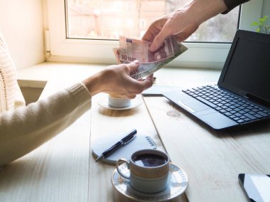 Parayı almak için gerçekleşen çalışma iş kadını.