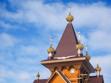 Modern güzel yeni binalar. Mavi gökyüzünün arkaplanındaki renkli duvar.