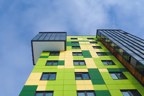 Modernes Beaux Bâtiments Neufs Mur Coloré Sur Fond Ciel Bleu — Photo