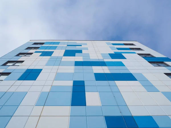 Modernes Beaux Bâtiments Neufs Mur Coloré Sur Fond Ciel Bleu — Photo