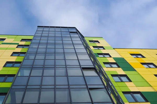 Modernes Beaux Bâtiments Neufs Mur Coloré Sur Fond Ciel Bleu — Photo