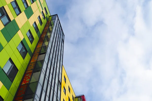 Modernes Beaux Bâtiments Neufs Mur Coloré Sur Fond Ciel Bleu — Photo