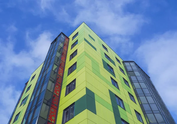 Modernes Beaux Bâtiments Neufs Mur Coloré Sur Fond Ciel Bleu — Photo