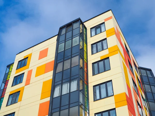 Modernes Beaux Bâtiments Neufs Mur Coloré Sur Fond Ciel Bleu — Photo