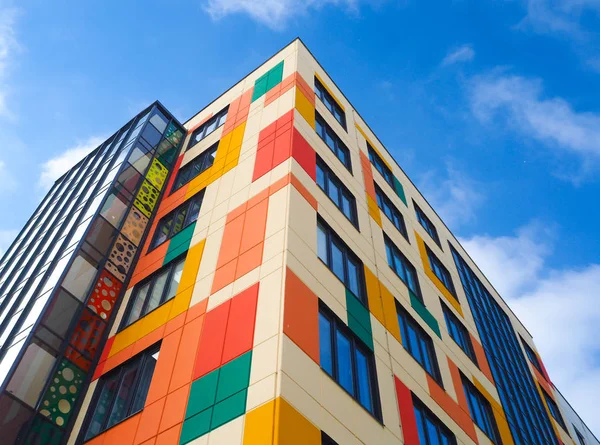 Modernes Beaux Bâtiments Neufs Mur Coloré Sur Fond Ciel Bleu — Photo