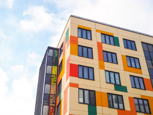 Modernes Beaux Bâtiments Neufs Mur Coloré Sur Fond Ciel Bleu — Photo