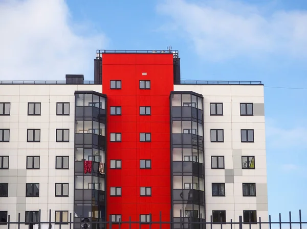 Modernes Beaux Bâtiments Neufs Mur Coloré Sur Fond Ciel Bleu — Photo