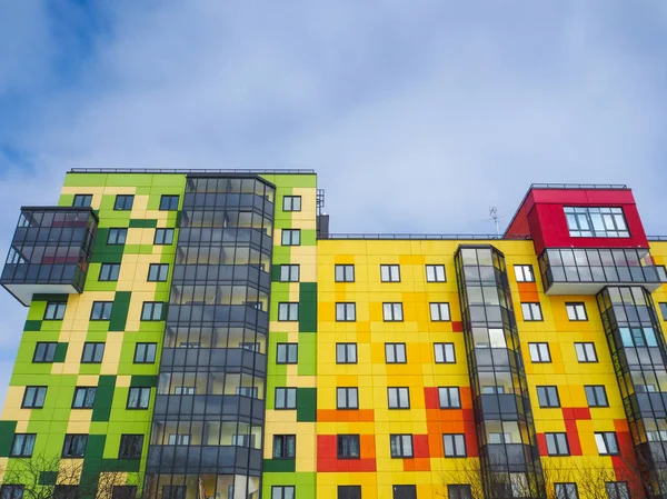 Modernes Beaux Bâtiments Neufs Mur Coloré Sur Fond Ciel Bleu — Photo