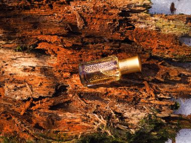 Arap UD attar parfüm veya agarwood yağı kokuları mini şişelerde.