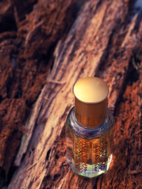 Arap UD attar parfüm veya agarwood yağı kokuları mini şişelerde.