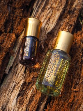 Arap UD attar parfüm veya agarwood yağı kokuları mini şişelerde.