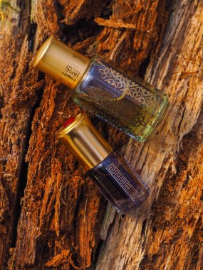 Arap UD attar parfüm veya agarwood yağı kokuları mini şişelerde.